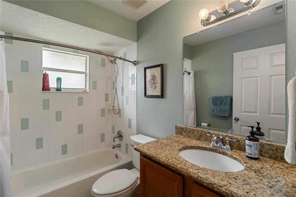 合同活跃: $320,000 (3 贝兹, 2 浴室, 1412 平方英尺)