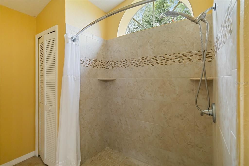 合同活跃: $320,000 (3 贝兹, 2 浴室, 1412 平方英尺)