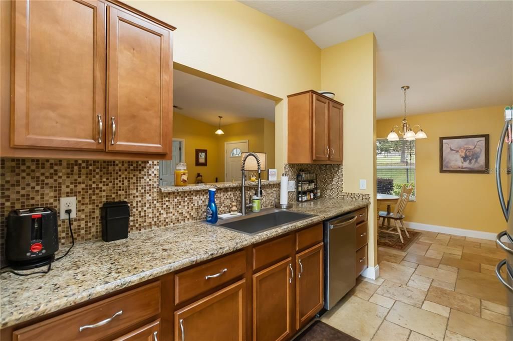 合同活跃: $320,000 (3 贝兹, 2 浴室, 1412 平方英尺)