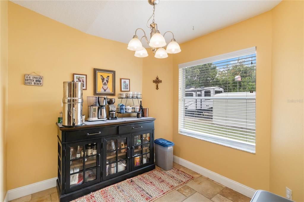 合同活跃: $320,000 (3 贝兹, 2 浴室, 1412 平方英尺)