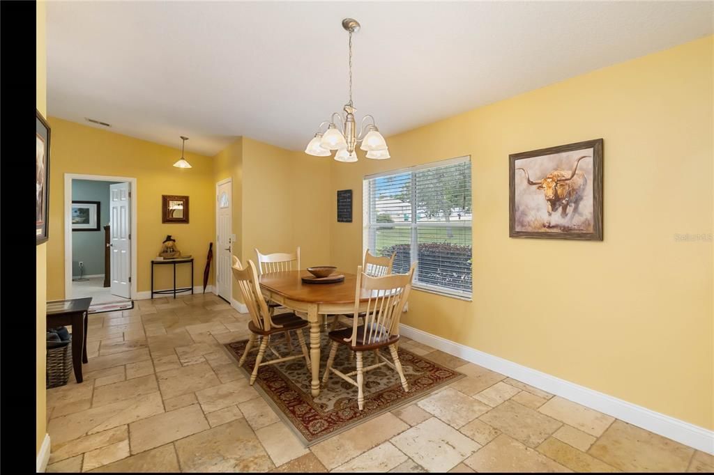 合同活跃: $320,000 (3 贝兹, 2 浴室, 1412 平方英尺)