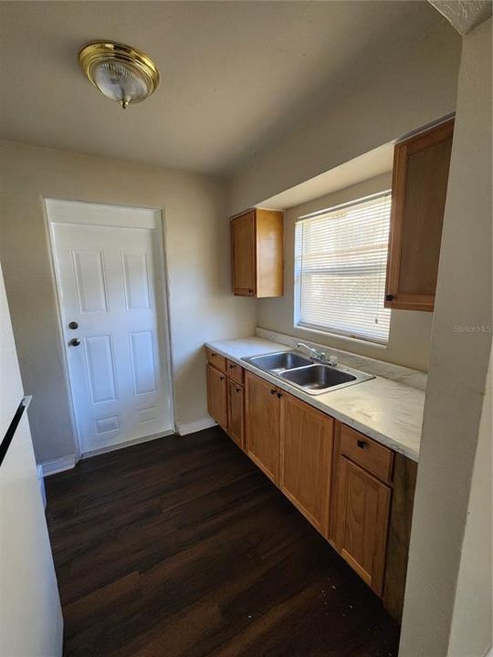 For Rent: $1,700 (2 beds, 1 baths, 850 Square Feet)
