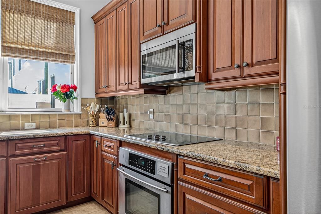 Active With Contract: $584,000 (3 beds, 2 baths, 2188 Square Feet)