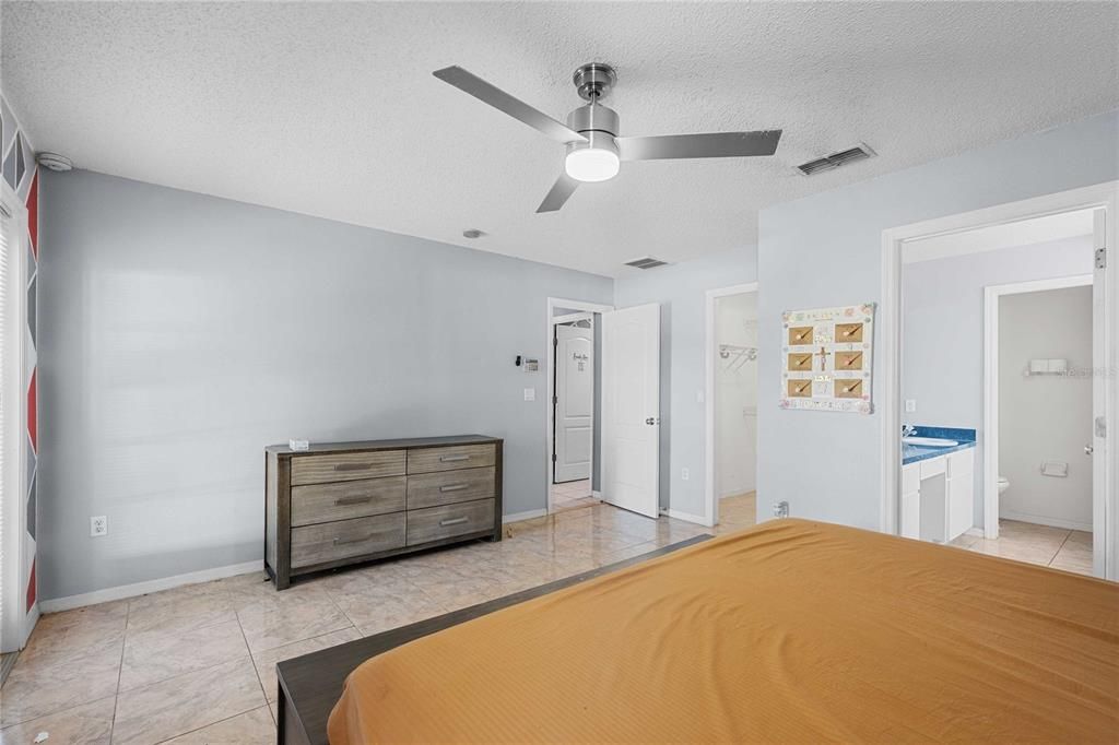 En Venta: $278,000 (3 camas, 2 baños, 1378 Pies cuadrados)