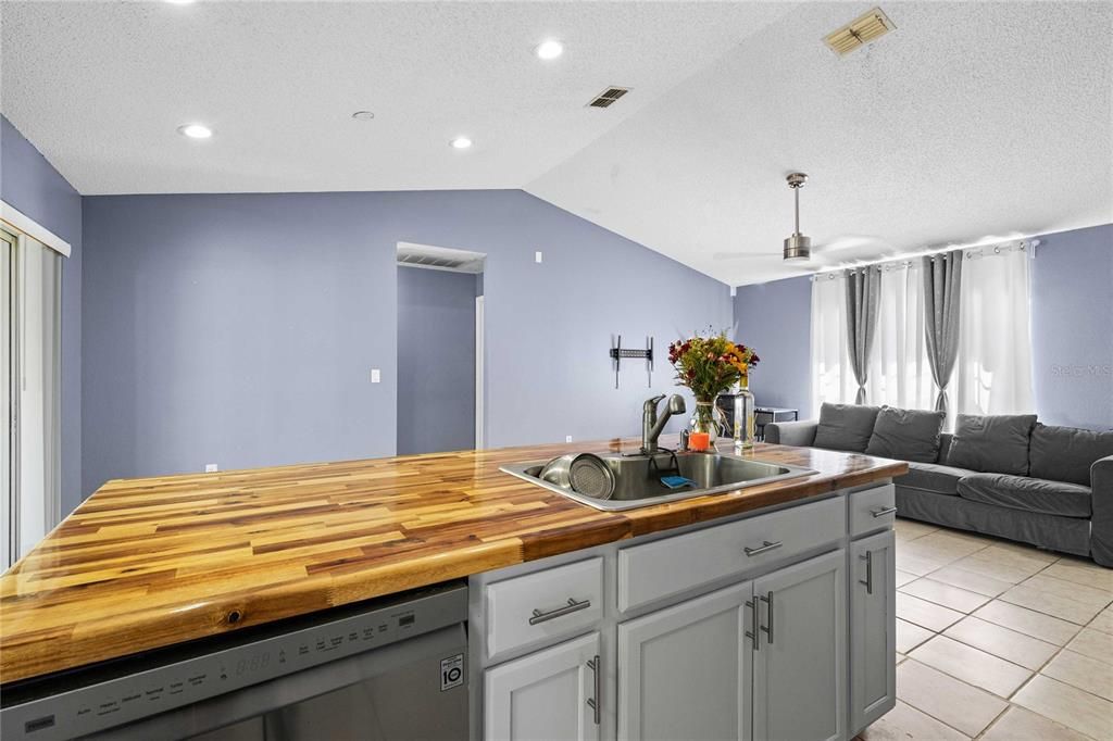 En Venta: $278,000 (3 camas, 2 baños, 1378 Pies cuadrados)