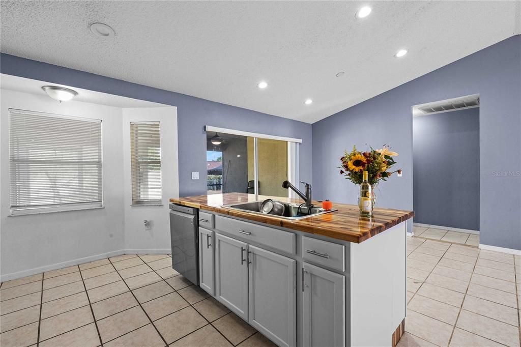 En Venta: $278,000 (3 camas, 2 baños, 1378 Pies cuadrados)