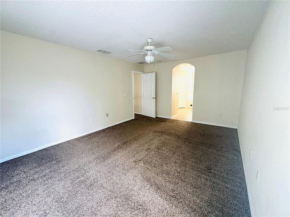 Activo con contrato: $2,700 (5 camas, 3 baños, 2565 Pies cuadrados)