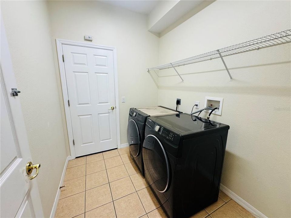 Activo con contrato: $2,700 (5 camas, 3 baños, 2565 Pies cuadrados)