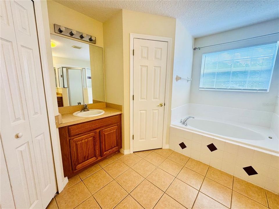 Activo con contrato: $2,700 (5 camas, 3 baños, 2565 Pies cuadrados)