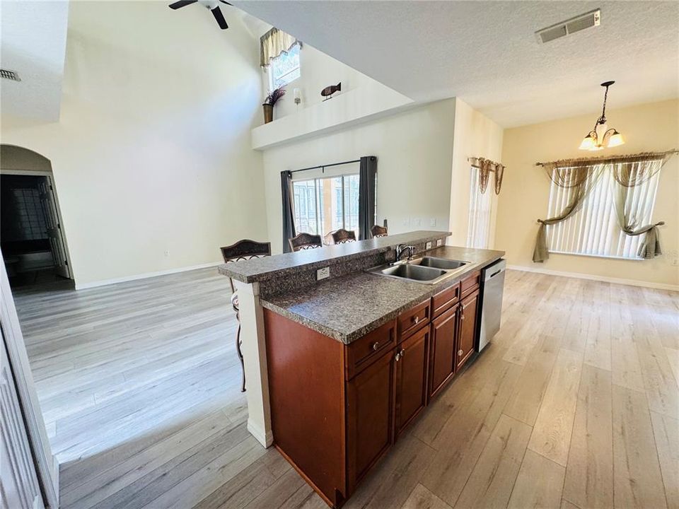 Activo con contrato: $2,700 (5 camas, 3 baños, 2565 Pies cuadrados)