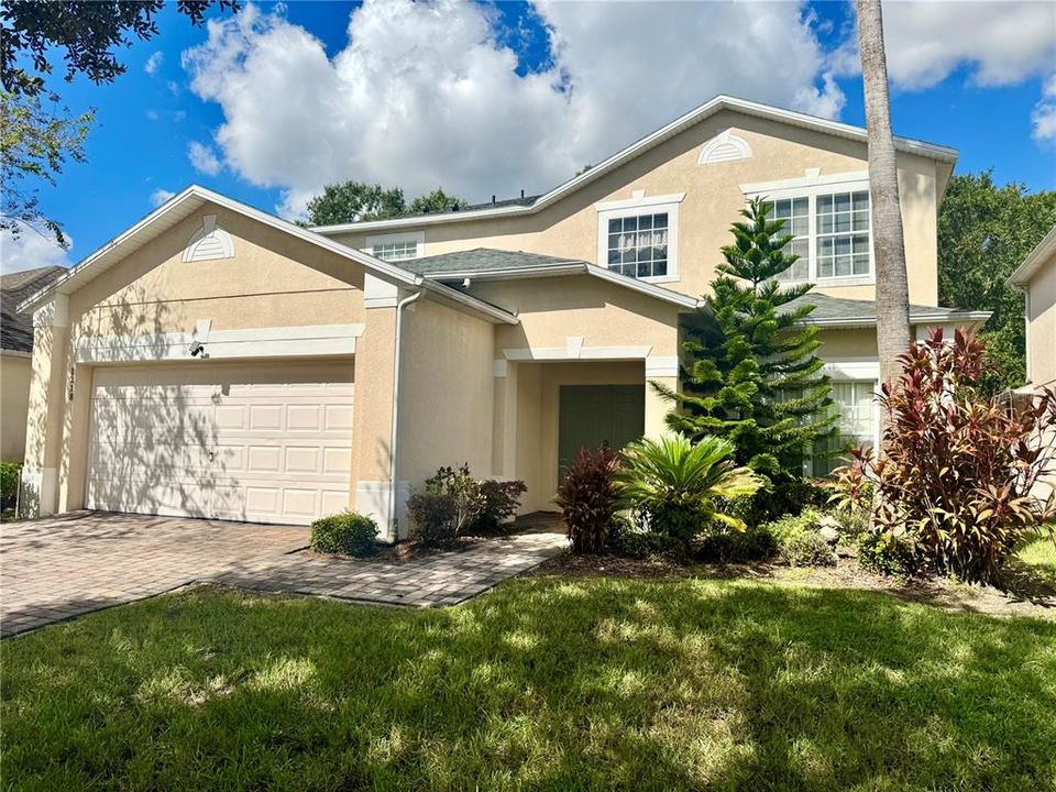 Activo con contrato: $2,700 (5 camas, 3 baños, 2565 Pies cuadrados)