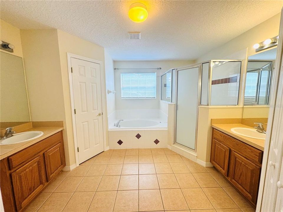 Activo con contrato: $2,700 (5 camas, 3 baños, 2565 Pies cuadrados)