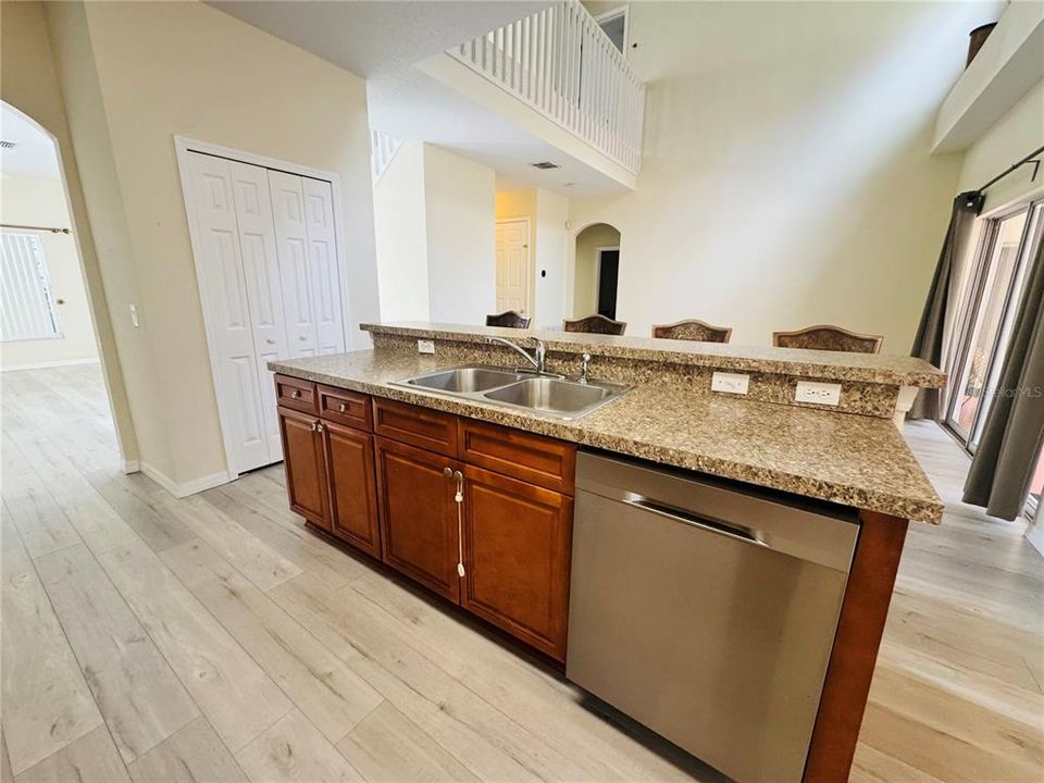 Activo con contrato: $2,700 (5 camas, 3 baños, 2565 Pies cuadrados)