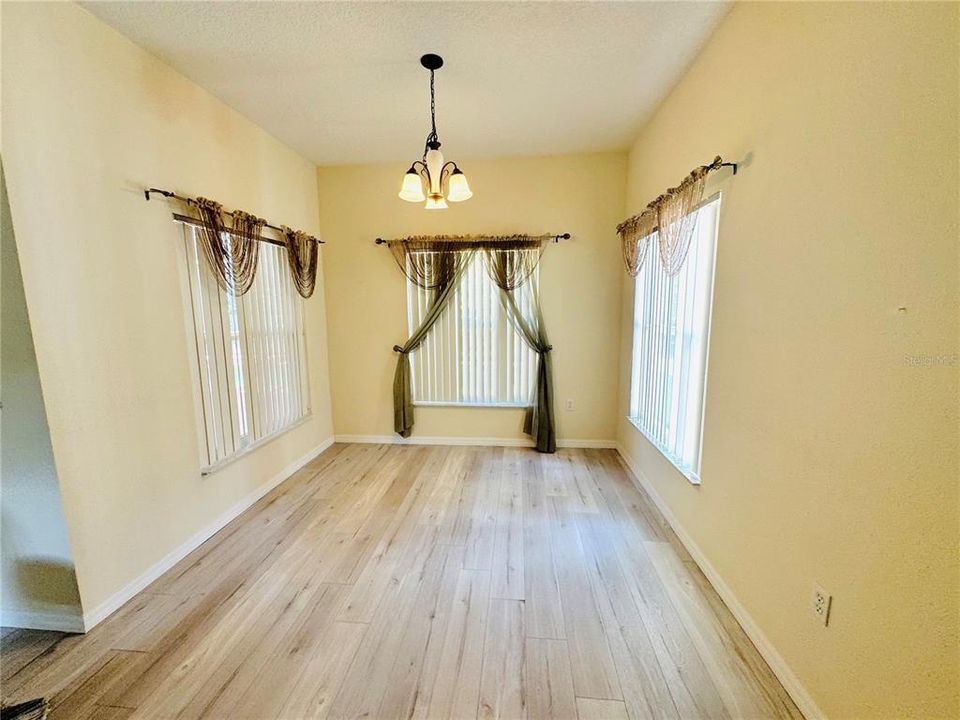 Activo con contrato: $2,700 (5 camas, 3 baños, 2565 Pies cuadrados)