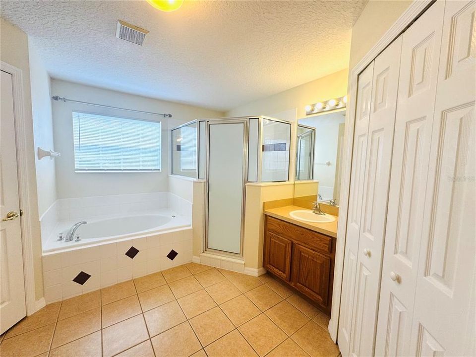 Activo con contrato: $2,700 (5 camas, 3 baños, 2565 Pies cuadrados)