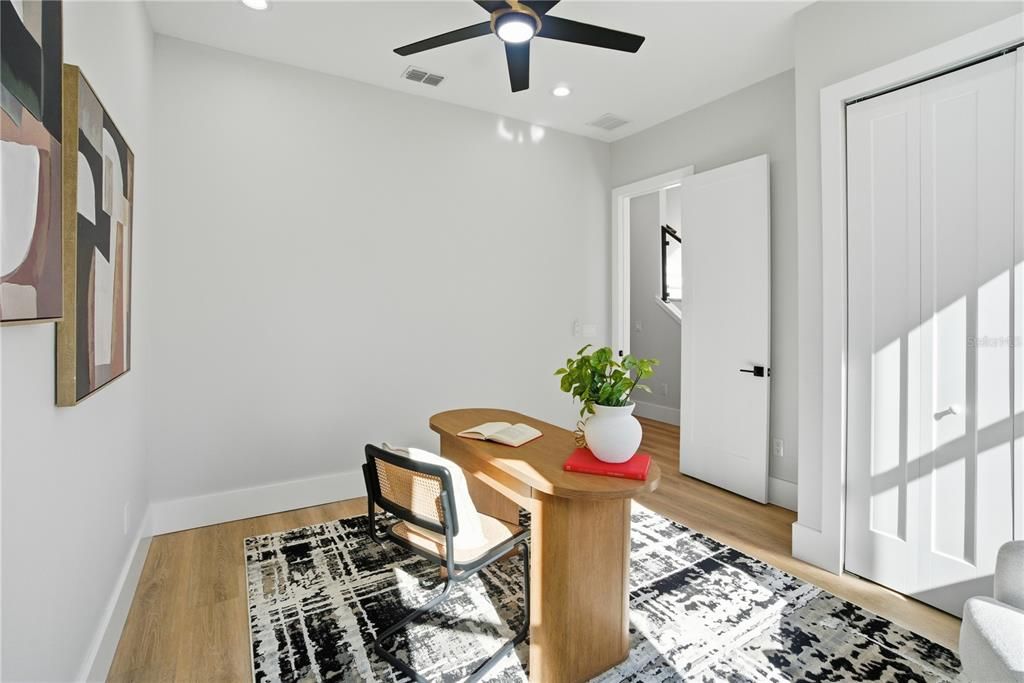 合同活跃: $865,000 (4 贝兹, 3 浴室, 2700 平方英尺)