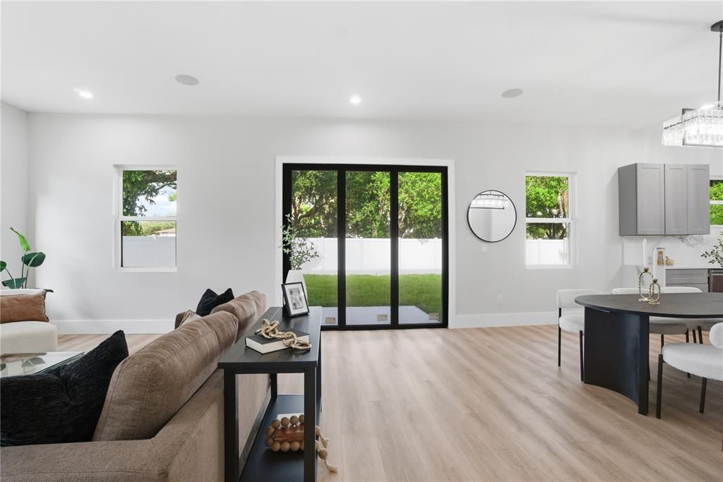 合同活跃: $865,000 (4 贝兹, 3 浴室, 2700 平方英尺)