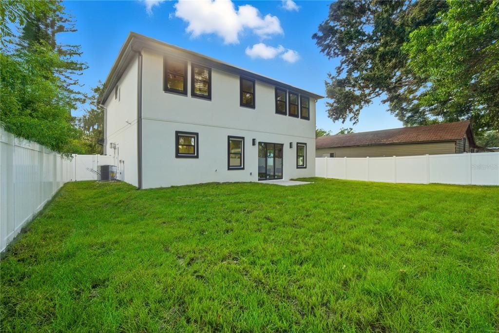 合同活跃: $865,000 (4 贝兹, 3 浴室, 2700 平方英尺)