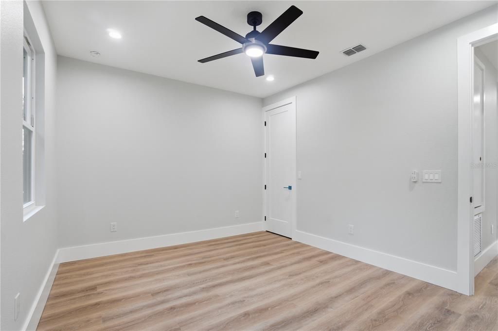 合同活跃: $865,000 (4 贝兹, 3 浴室, 2700 平方英尺)