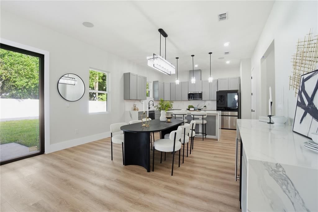 合同活跃: $865,000 (4 贝兹, 3 浴室, 2700 平方英尺)