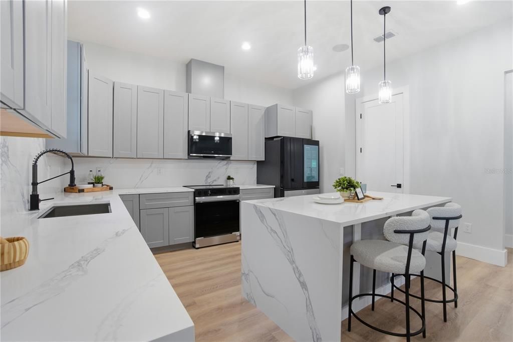 合同活跃: $865,000 (4 贝兹, 3 浴室, 2700 平方英尺)