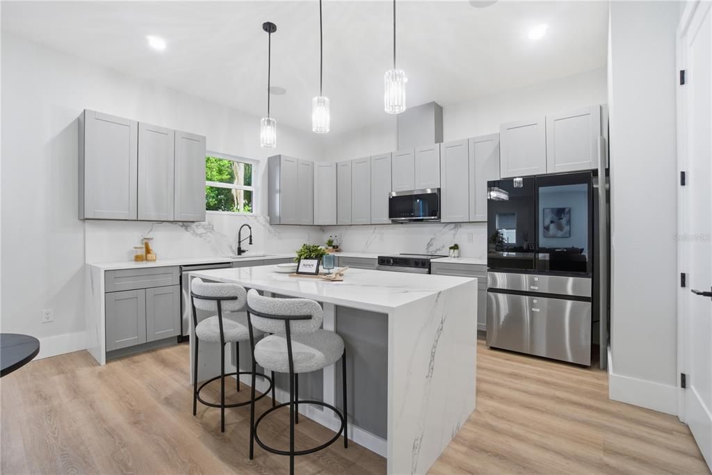 合同活跃: $865,000 (4 贝兹, 3 浴室, 2700 平方英尺)