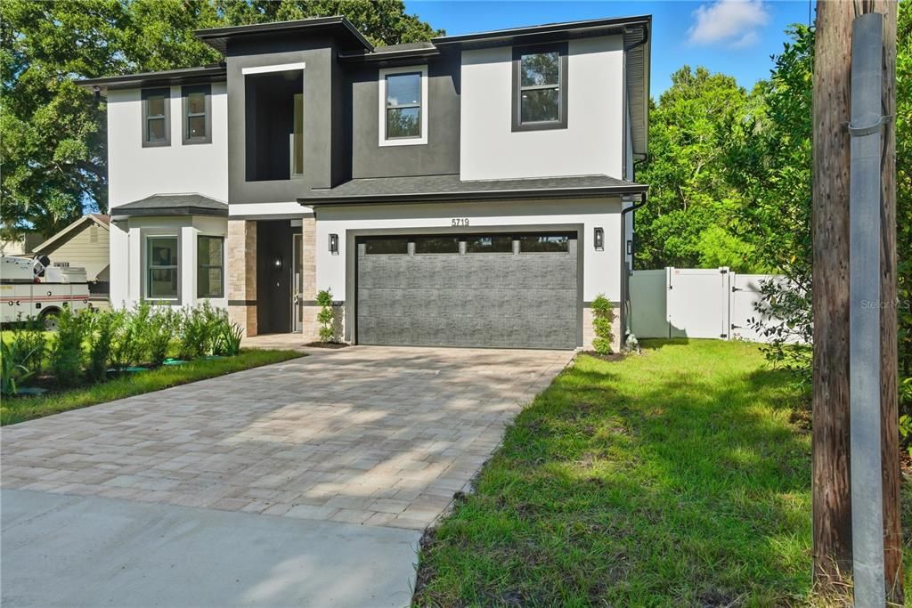 合同活跃: $865,000 (4 贝兹, 3 浴室, 2700 平方英尺)