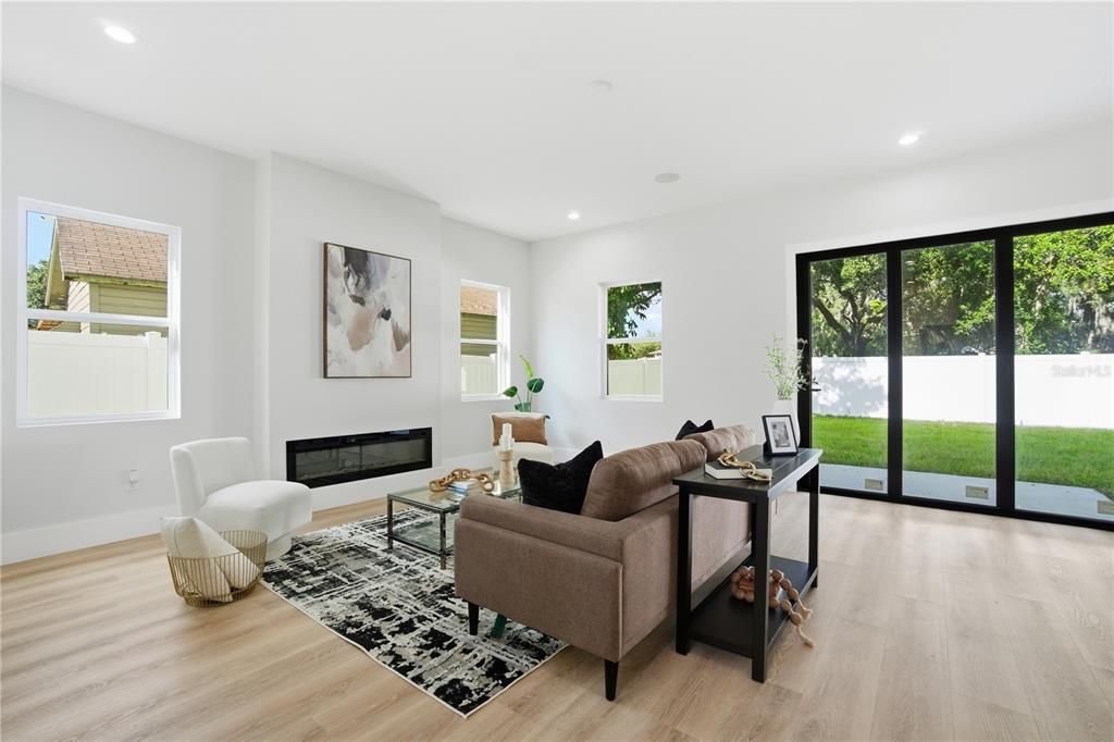 合同活跃: $865,000 (4 贝兹, 3 浴室, 2700 平方英尺)