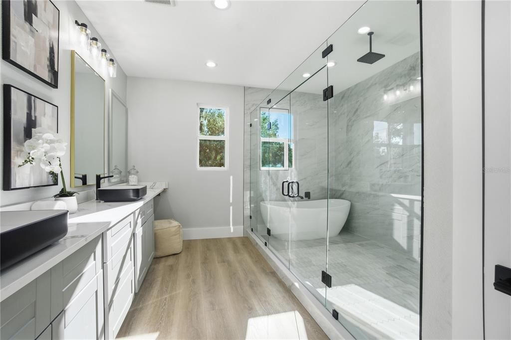 合同活跃: $865,000 (4 贝兹, 3 浴室, 2700 平方英尺)