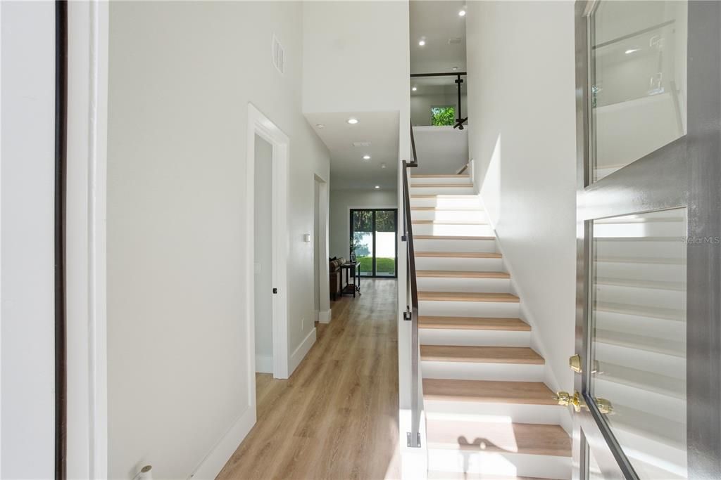 合同活跃: $865,000 (4 贝兹, 3 浴室, 2700 平方英尺)