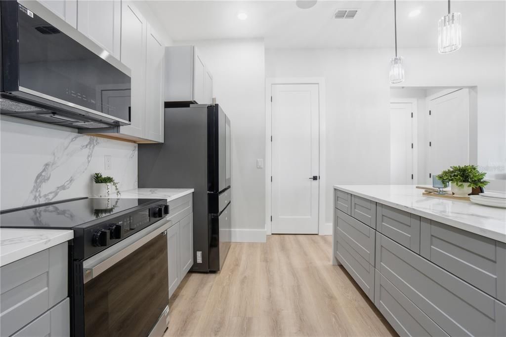 合同活跃: $865,000 (4 贝兹, 3 浴室, 2700 平方英尺)