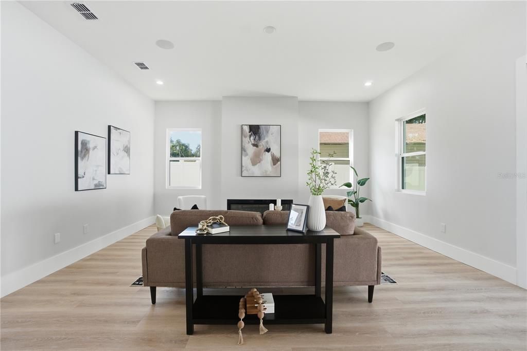 合同活跃: $865,000 (4 贝兹, 3 浴室, 2700 平方英尺)