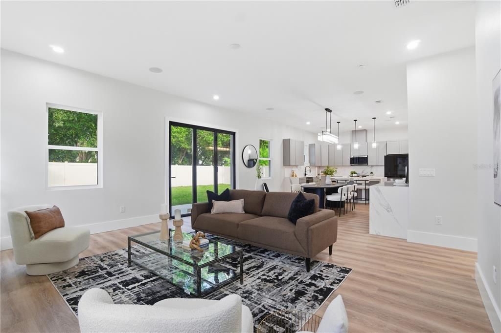 合同活跃: $865,000 (4 贝兹, 3 浴室, 2700 平方英尺)