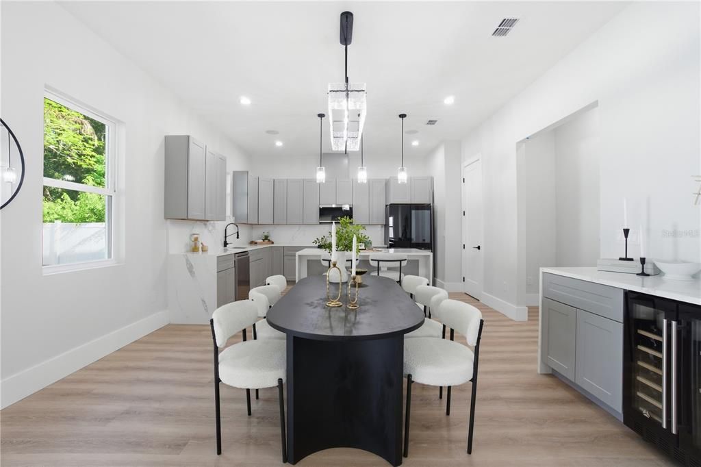 合同活跃: $865,000 (4 贝兹, 3 浴室, 2700 平方英尺)