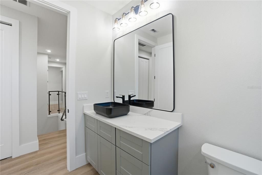 合同活跃: $865,000 (4 贝兹, 3 浴室, 2700 平方英尺)