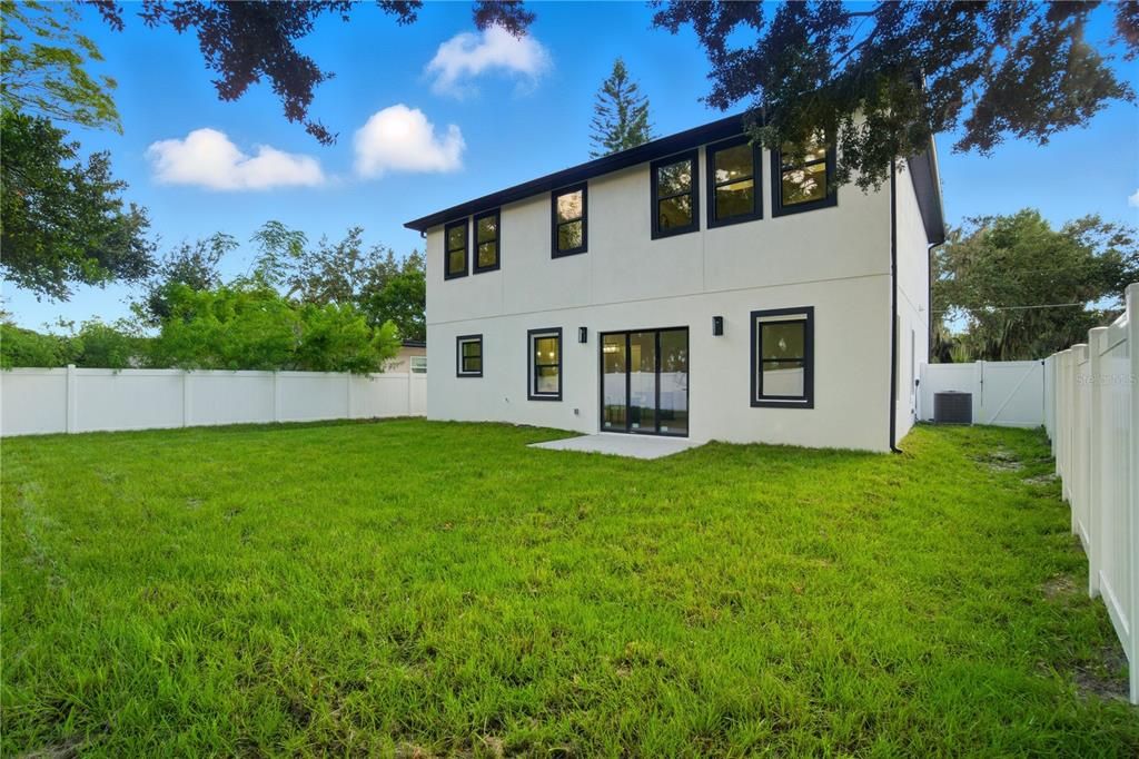 合同活跃: $865,000 (4 贝兹, 3 浴室, 2700 平方英尺)