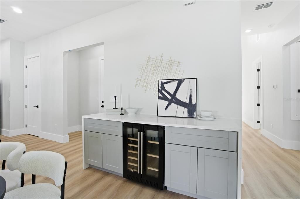 合同活跃: $865,000 (4 贝兹, 3 浴室, 2700 平方英尺)