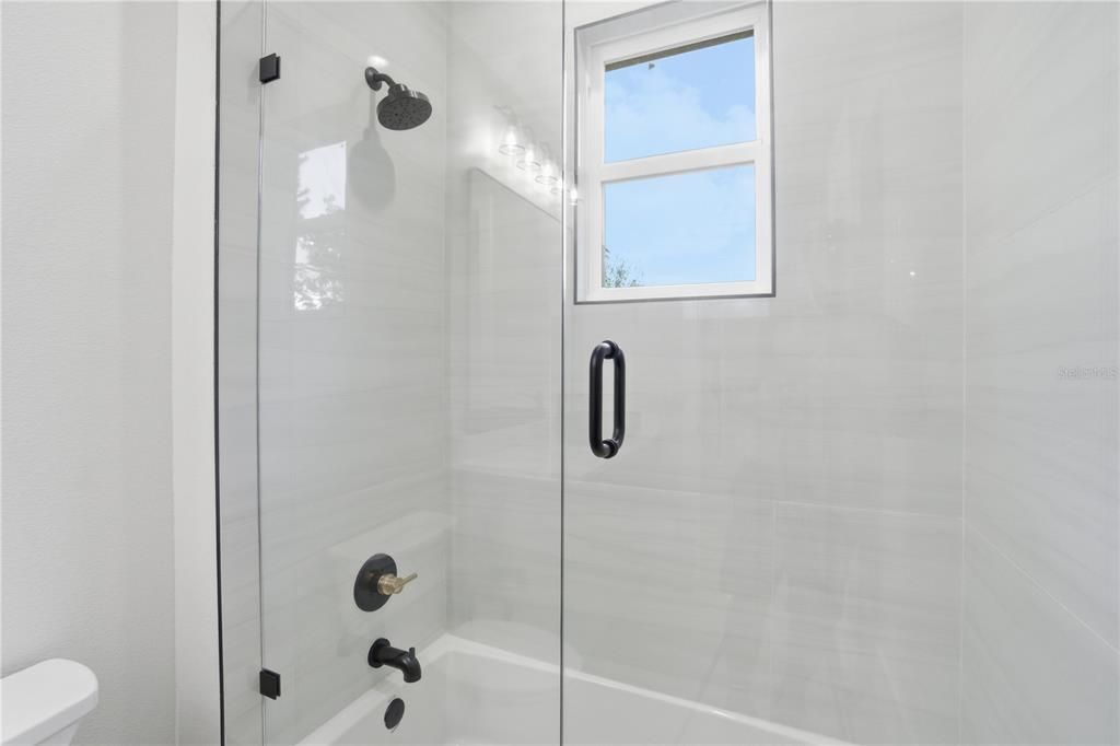 合同活跃: $865,000 (4 贝兹, 3 浴室, 2700 平方英尺)