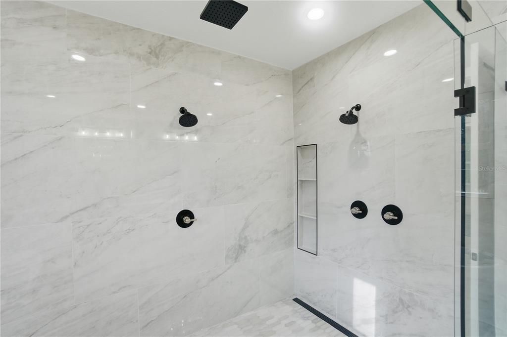 合同活跃: $865,000 (4 贝兹, 3 浴室, 2700 平方英尺)