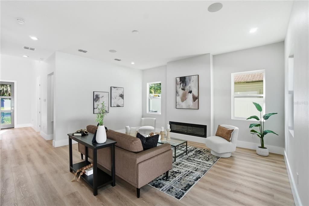 合同活跃: $865,000 (4 贝兹, 3 浴室, 2700 平方英尺)