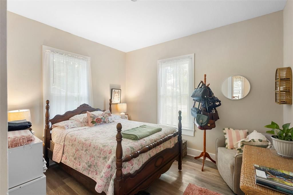 For Sale: $269,900 (2 beds, 1 baths, 947 Square Feet)