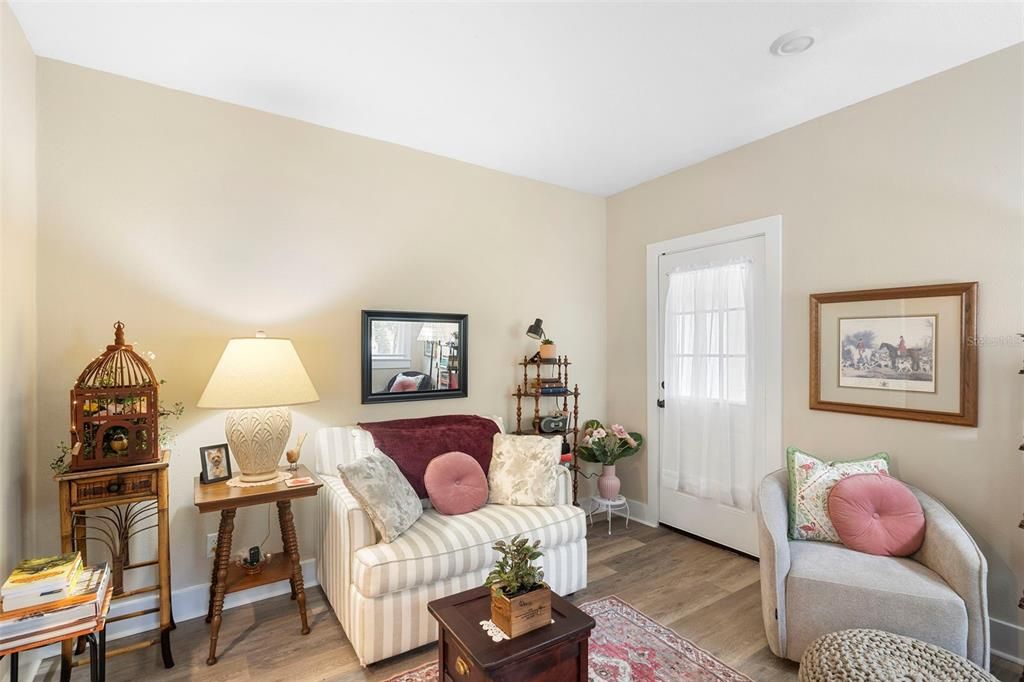 For Sale: $269,900 (2 beds, 1 baths, 947 Square Feet)