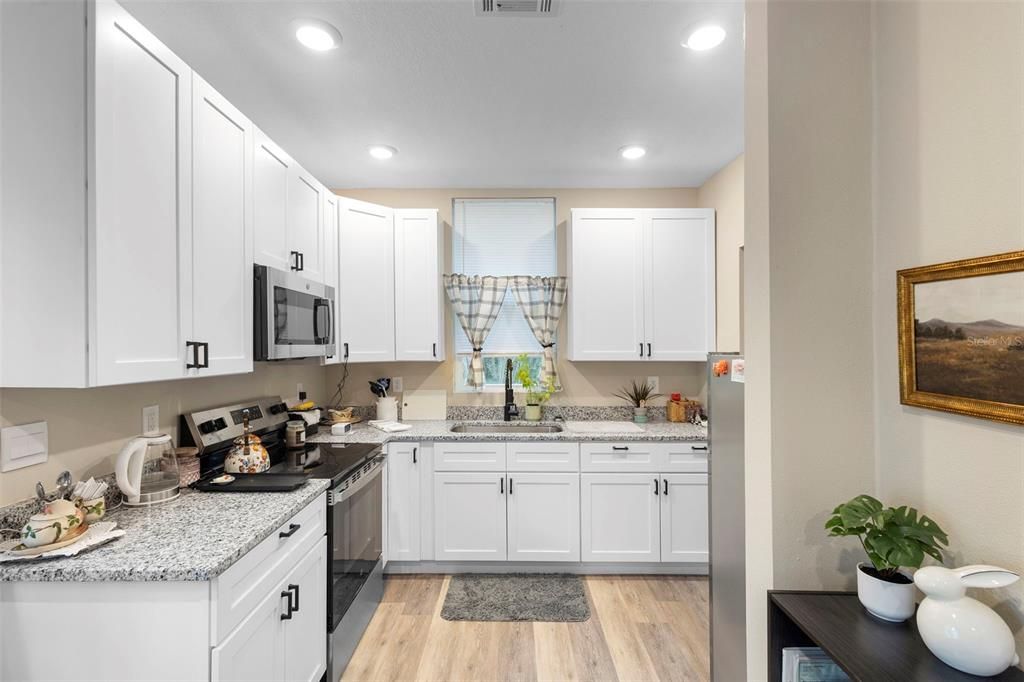 For Sale: $269,900 (2 beds, 1 baths, 947 Square Feet)