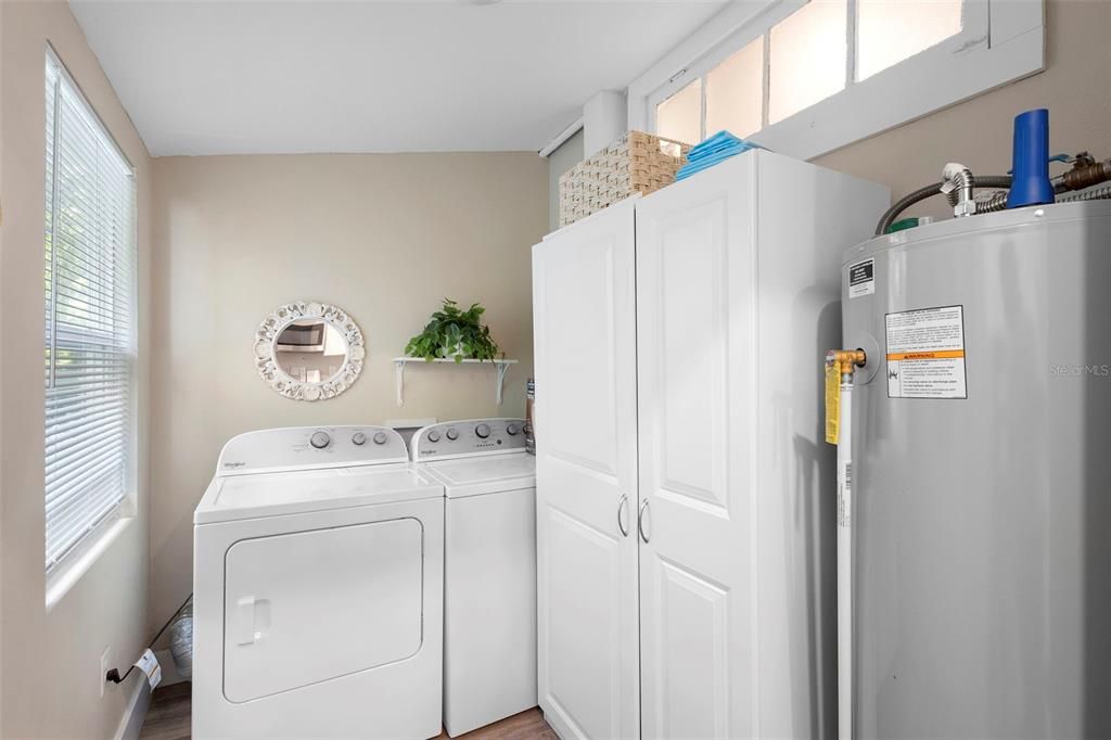 For Sale: $269,900 (2 beds, 1 baths, 947 Square Feet)