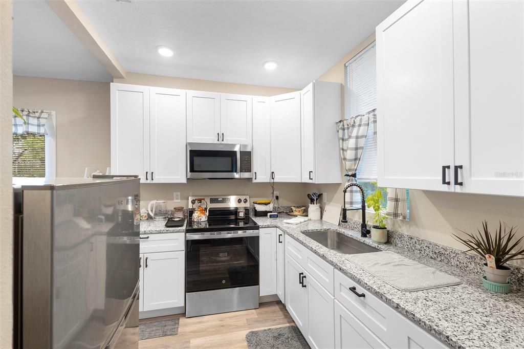 For Sale: $269,900 (2 beds, 1 baths, 947 Square Feet)