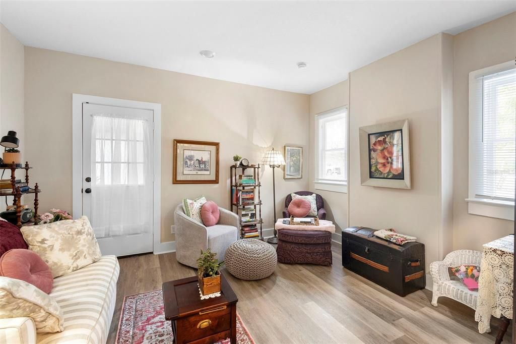 For Sale: $269,900 (2 beds, 1 baths, 947 Square Feet)