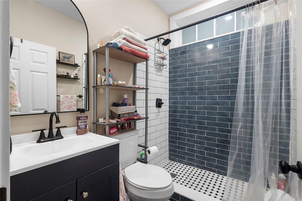 For Sale: $269,900 (2 beds, 1 baths, 947 Square Feet)