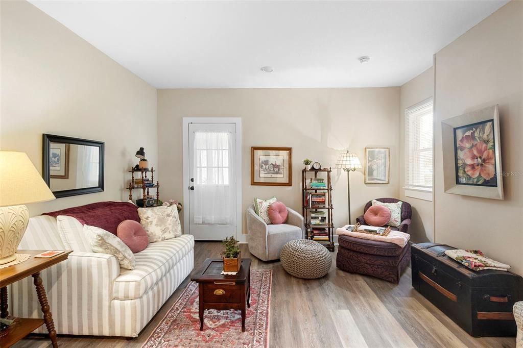 For Sale: $269,900 (2 beds, 1 baths, 947 Square Feet)