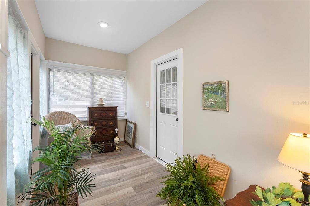 For Sale: $269,900 (2 beds, 1 baths, 947 Square Feet)