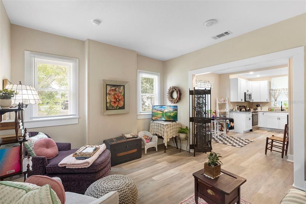 For Sale: $269,900 (2 beds, 1 baths, 947 Square Feet)